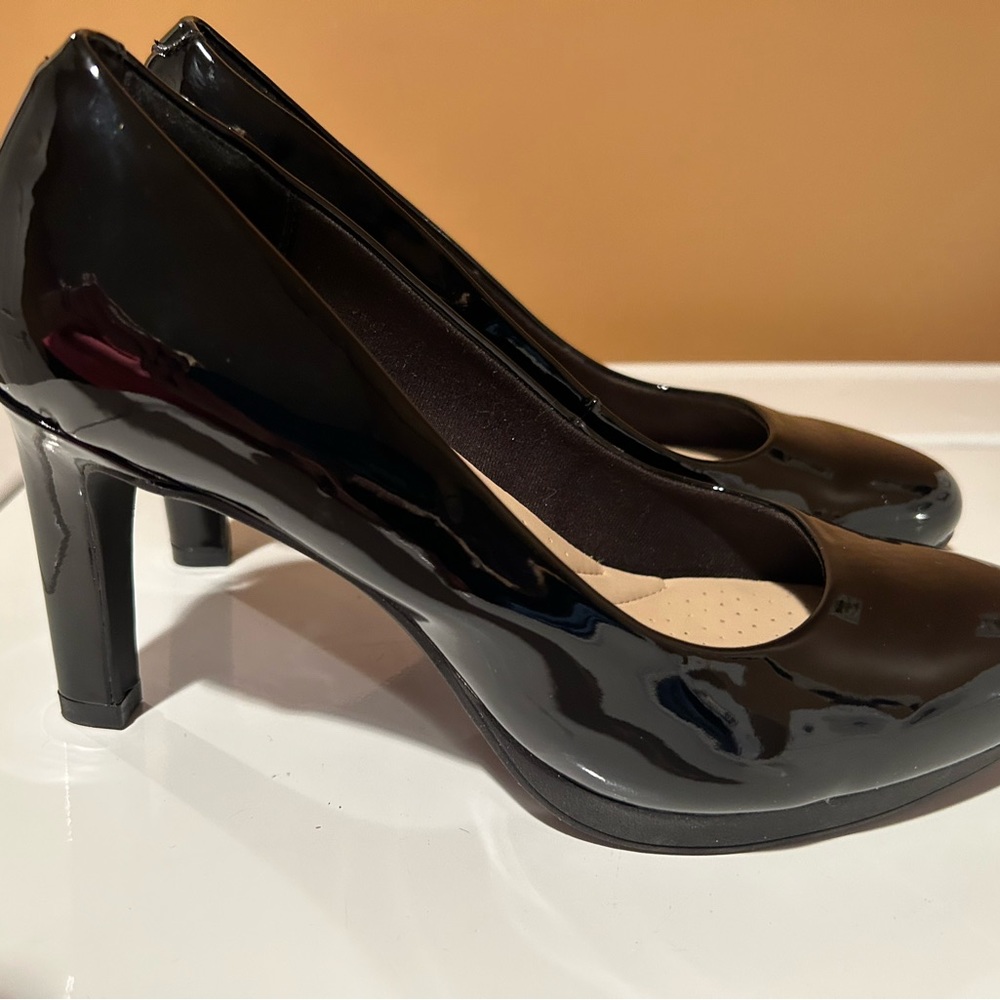 These are patent black shoe and have a 3/4 platform and 3 1/2 covered heel.